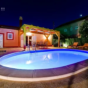 Orange With Heated Pool And Parking Zadar